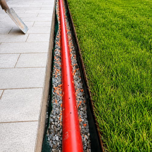 Fascia+drenante+tra+marciapiede+e+prato%3A+una+soluzione+tecnica%2C+pulita+e+durevole+con+bordure+in+acciaio+corten.