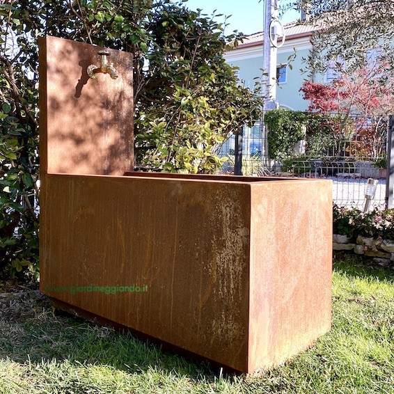 fontana a vasca lunga corten vista laterale