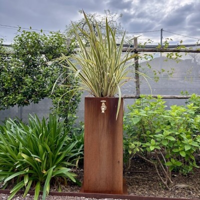 fontana-con-porta-vaso-corten-fronte-